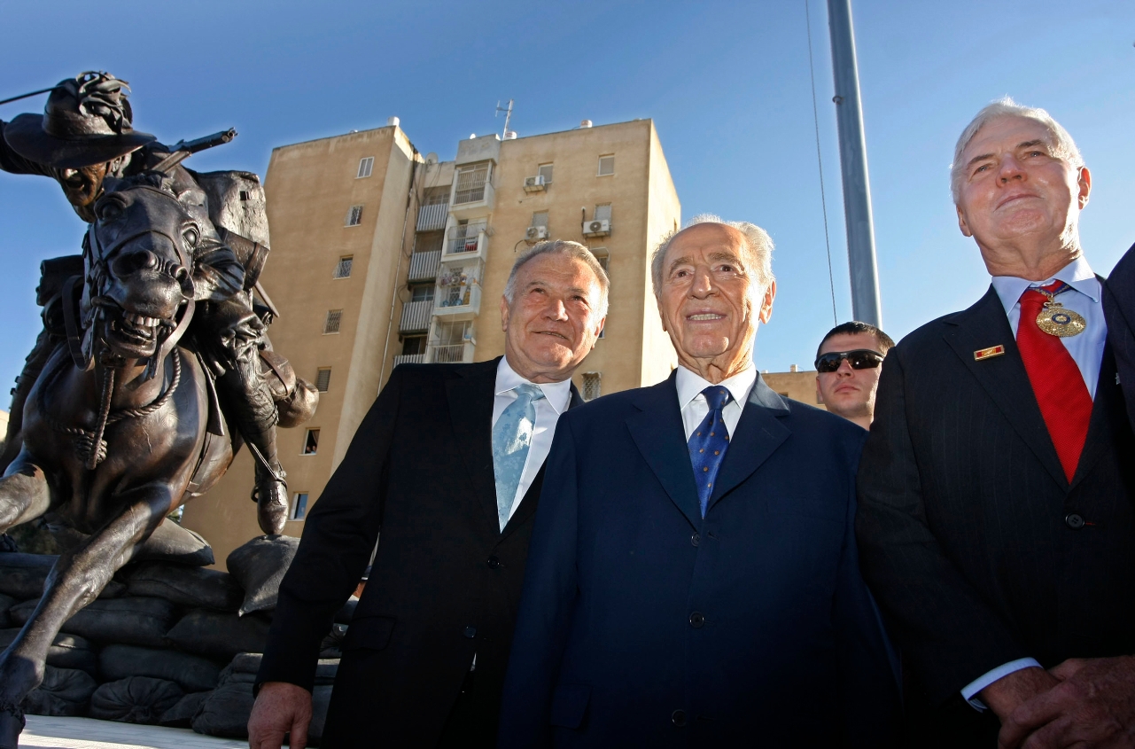 Richard Pratt, left, with Israeli President Shimon Peres and Australian Governor-General Michael Jeffery, at the opening of the Pratt-funded Park of the Australian Soldier in Beersheba, Israel, in 2008. (Courtesy Pratt Foundation)