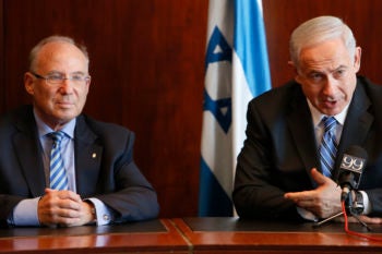 Israeli Prime Minister Benjamin Netanyahu, left, introducing new Bank of Israel Governor Jacob Frenkel at a news conference in the Knesset, June 24, 2013. 9Miriam Alster / Flash90)