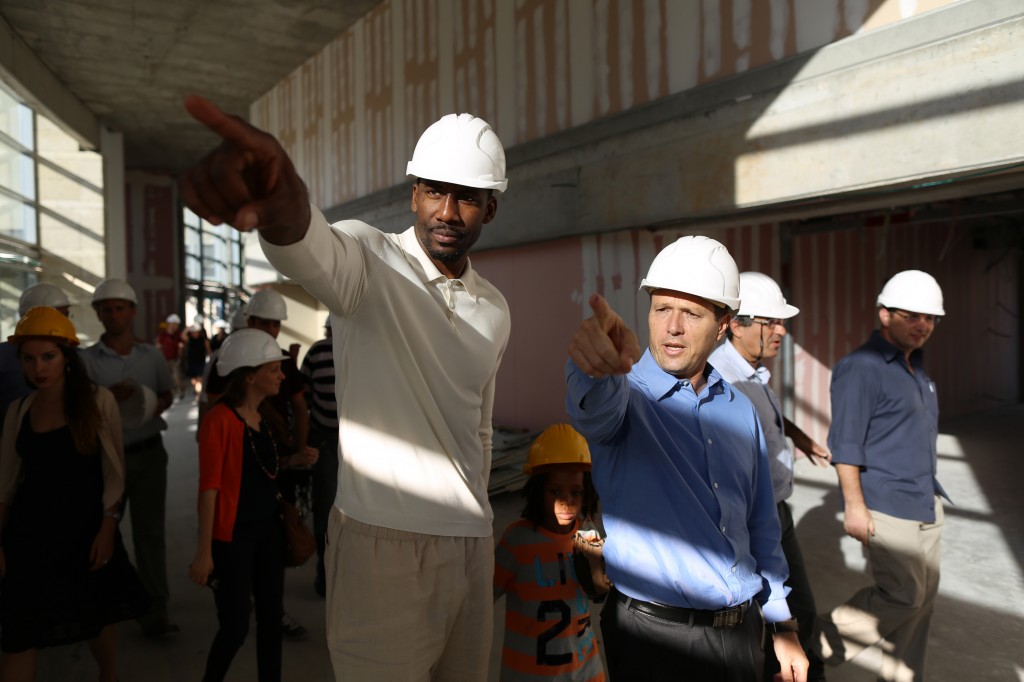 Jerusalem Mayor Nir Barkat visiting the construction site of the city's future Arena Stadium together with New York Knicks star Amar'e Stoudemire, July 22, 2013. (Yonatan Sindel/Flash90)
