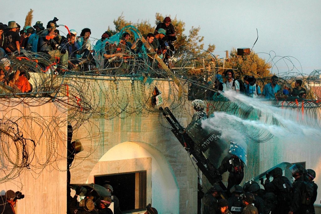 Israeli soldiers trying to evacuate Jewish settlers from the Gaza Strip in 2005. (Yossi Zamir/Flash90)
