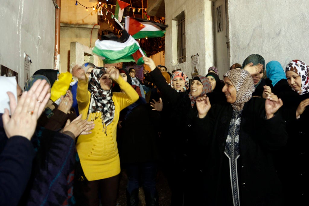 Thousands of Palestinians welcome the newly released Mahmoud Daajna in eastern Jerusalem in December. Dajna was one of 104 Palestinian prisoners released as part of an agreement to re-start U.S.-brokered peace talks. (Sliman Khader/FLASH90)