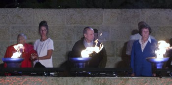 Some of the six Holocaust survivors representing the 6 million Jewish victims of the Nazis lighting torches in the victims' memories at a Yom Hashoah ceremony at Yad Vashem in Jerusalem, April 27, 2014. (Yonatan Sindel/Flash90)
