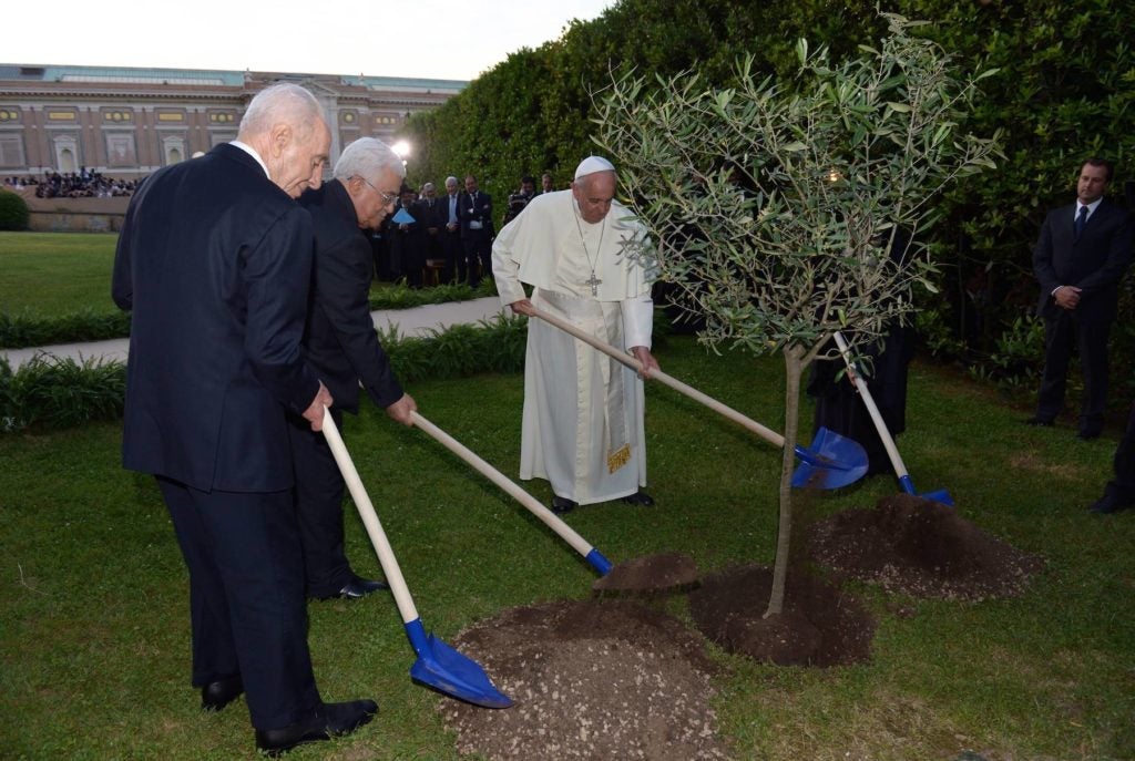 Palestinian leader Mahmoud Abbas, Israeli President Shimon Peres and Pope Francis plant a tree together at the Vatican Gardens during a joint peace prayer initiated and hosted by Pope Francis, in the Vatican, on June 8, 2014. (Haim Zach/GPO/Flash90)