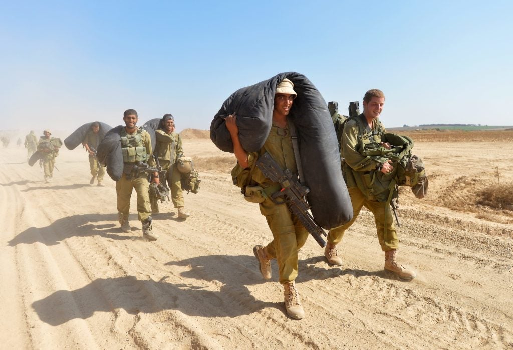Israeli soldiers seen near the border between Israel and the Gaza Strip as they return from the Hamas-controlled Gaza Strip, Aug. 4, 2014. (FLASH90)