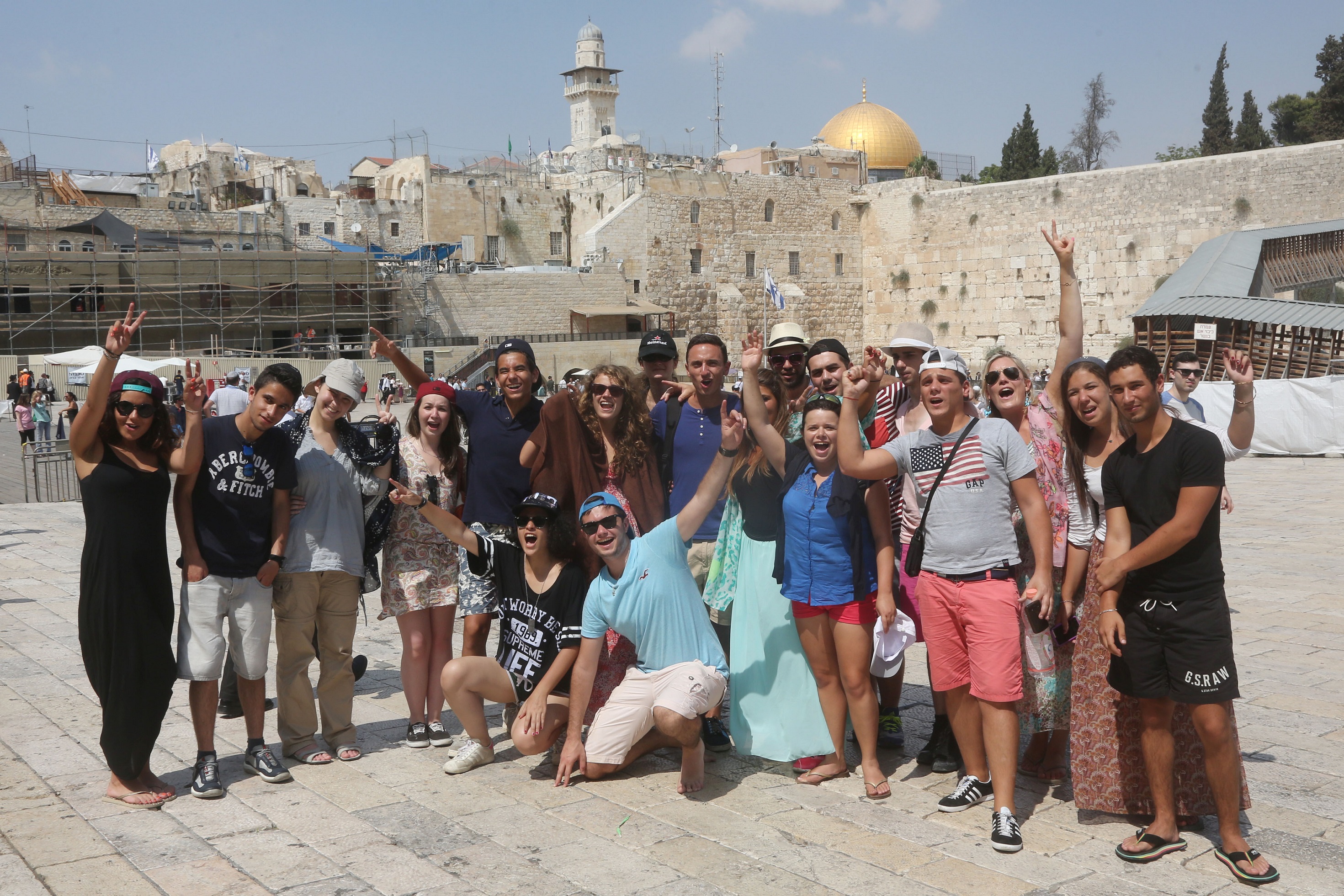 Taglit-Birthright Israel participants visit at the Western Wall in the Old City of Jerusalem on August 18, 2014. (Flash90)