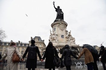 People circle around the Place de la Republique at midday on Jan. 8 in solidarity with victims of Wednesday's terrorist attack in Paris, France. (Photo by Pascal Le Segretain/Getty Images)