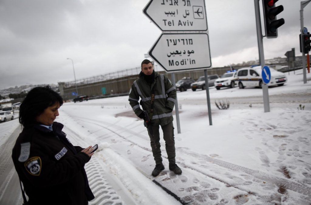 The 443 road to Jerusalem closed due to snow, Jan. 7, 2015. (Yonatan Sindel/Flash90) 