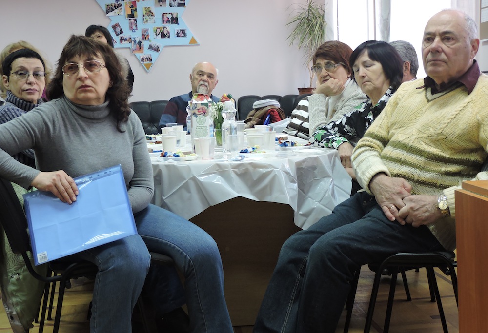 Elderly refugees from eastern Ukraine at the local branch of Hesed, a center for the elderly run by the American Jewish Joint Distribution Committee. (Ben Sales) 