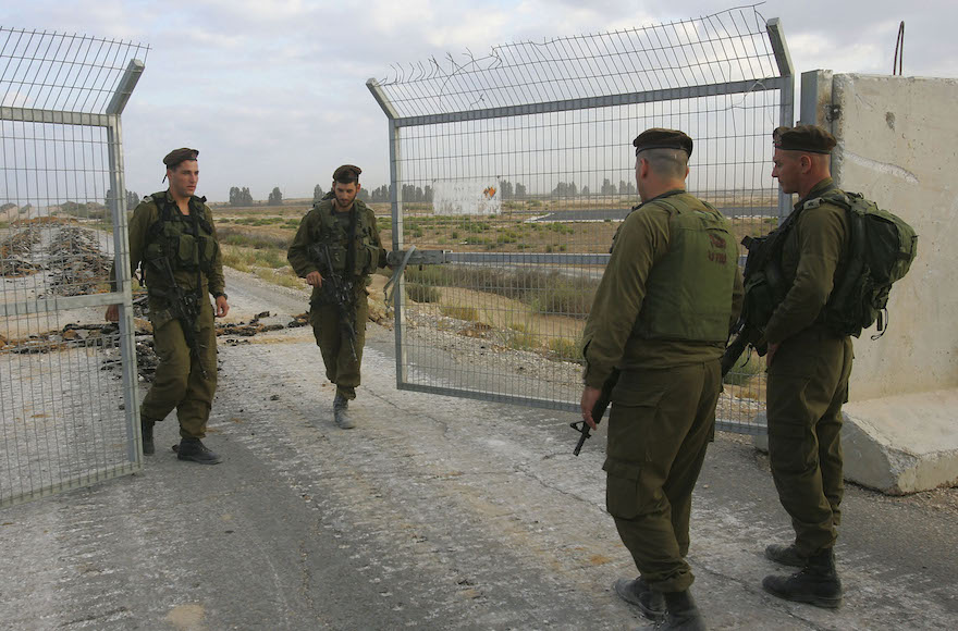 Israeli army officers close the Kerem Shalom border gate on September 12, 2005. (David Silverman/Getty Images))