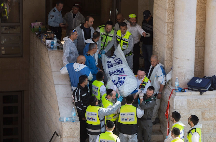 Israeli police respond to the terrorist attack on a synagogue in Har Nof, Jerusalem on November 18, 2014. (Yonatan Sindel/Flash90)