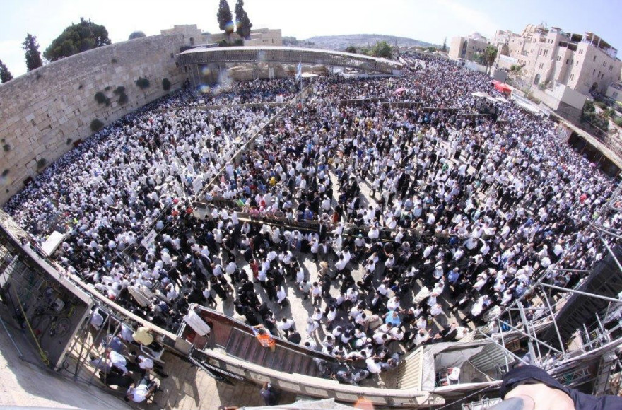 Thousands gather at the Western Wall on Sept. 30, 2015 to receive the Priestly Blessing on the Sukkot holiday. (Photo/ Courtesy Western Wall Heritage Foundation)