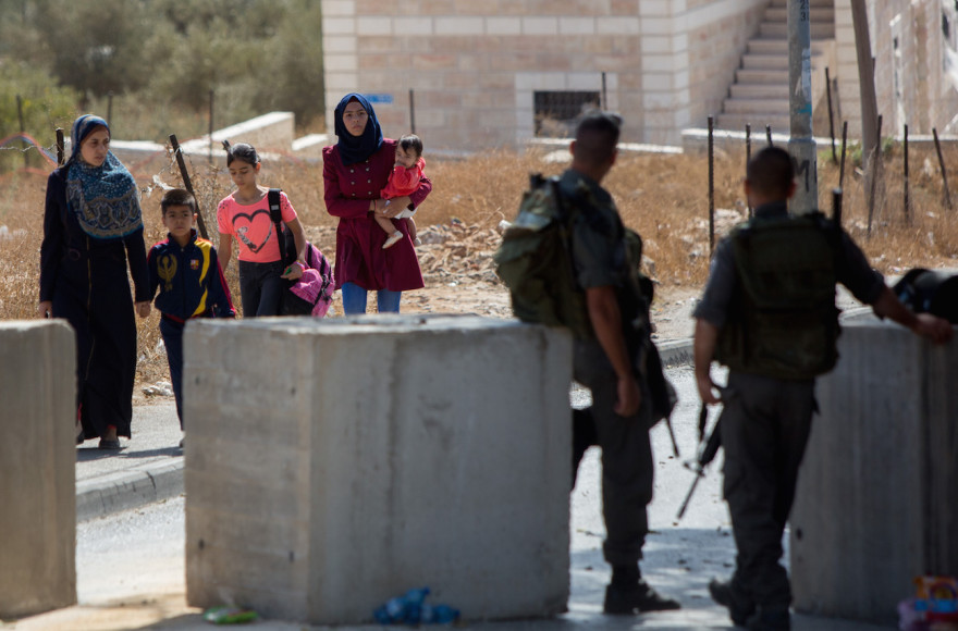 Israeli Border Police guarding a checkpoint in the eastern Jerusalem neighborhood of Jabel Mukaber, Oct. 15, 2015. (Yonatan Sindel/Flash90)