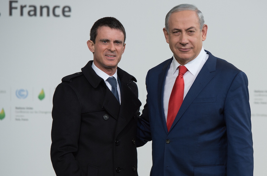 Israeli Prime Minister Benjamin Netanyahu, right, with French Prime Minister Manuel Valls at the United Nations Climate Change Conference in Le Bourget, France, Nov. 30, 2015. (Thierry Orban/Getty Images)