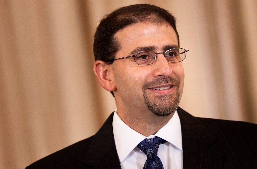 Dan Shapiro being sworn in as the 19th United States Ambassador to Israel, Julu 8, 2015. (Brendan Smialowski/Getty Images)