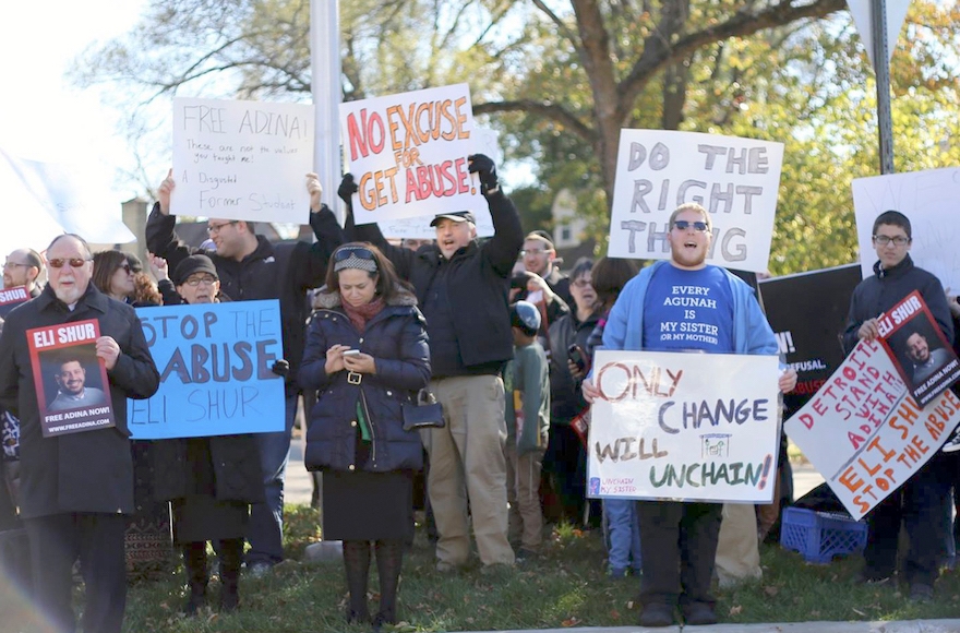 Demonstrators rally at the home of Eli Shur near Dayton, Ohio, Nov. 8, 2015. (Dayton Jewish Observer)