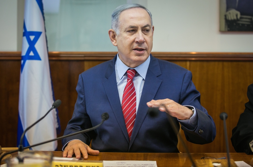 Benjamin Netanyahu leading the weekly cabinet meeting at the prime minister's office in Jerusalem, April 3, 2016. (Ohad Zwigenberg/Pool/Flash90)