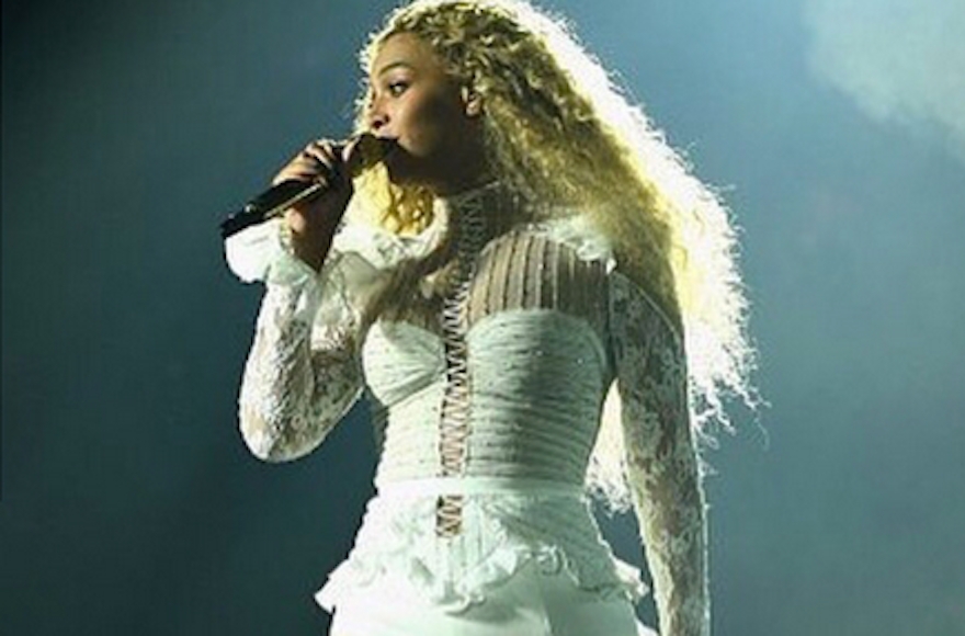 Beyonce on stage in an Inbal-Dror dress during a performance in Houston, Texas, May 7, 2016. (Screenshot from Twitter)