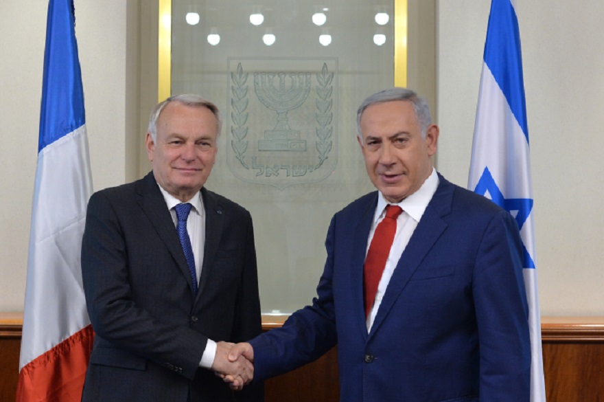 Israeli Prime Minister Benjamin Netanyahu, right, greeting French Minister of Foreign Affairs Jean-Marc Ayrault at the Prime Minister Office in Jerusalem, May 15, 2016. (Kobi Gideon/Israeli Government Press Office via Flash 90) 
