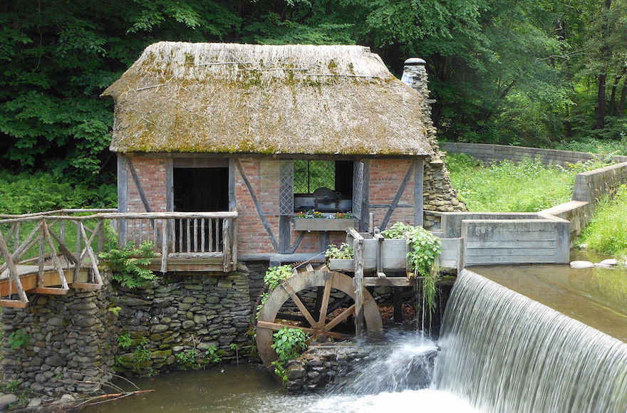 The mill wheel at the historic Gomez Mill House in Newburgh, New York. (Wikimedia Commons)