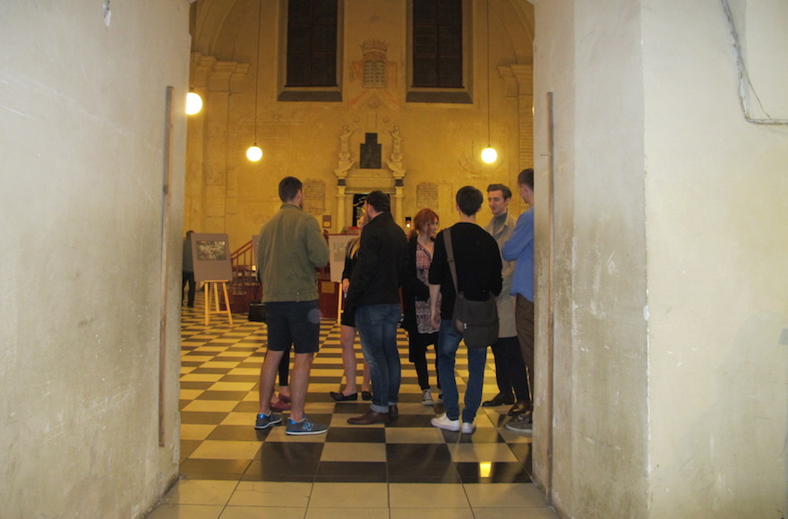 Young vistors enter the Isaak Jakubowicz Synagogue in Krakow during “7@Nite,” – or the Night of the Synagogues, a one-night mini-festival that began on June 4, 2016. (Ruth Ellen Gruber)