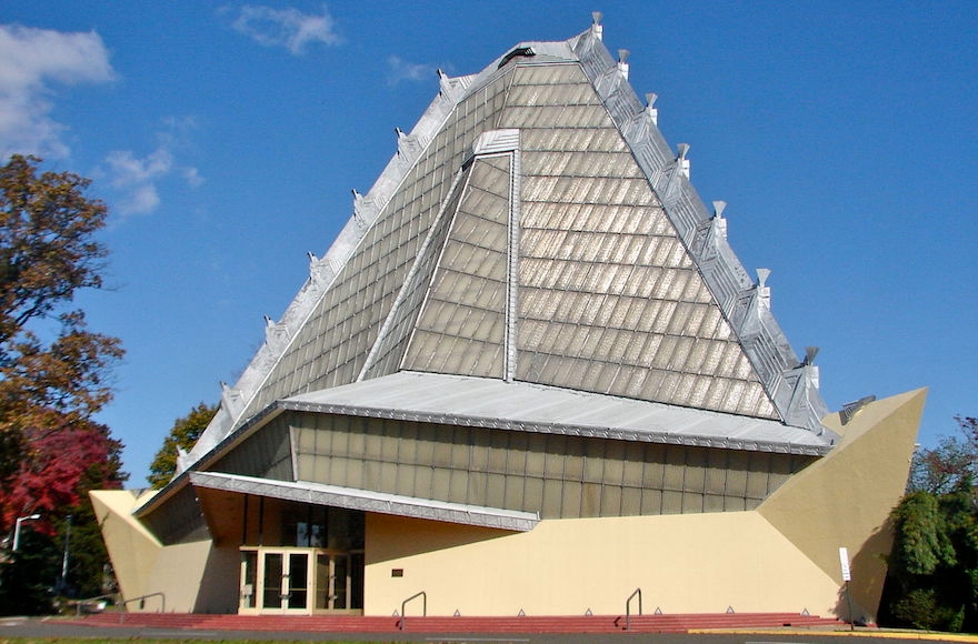 An exterior shot of the Beth Sholom synagogue. (Wikimedia Commons)