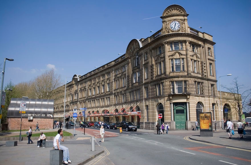 A view of Manchester's Victoria train station. (Wikimedia Commons)