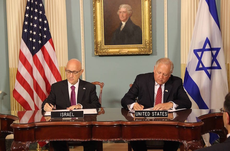 Israeli acting national security adviser Jacob Nagel, left, signing a Memorandum of Understanding for $38 billion over ten years with U.S. Undersecretary of State Tom Shannon, Sept. 14, 2016 (Embassy of Israel)