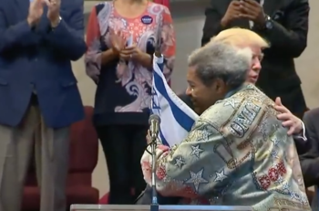 Don King waves Israeli flag after dropping 'N-word' at pro-Trump ...
