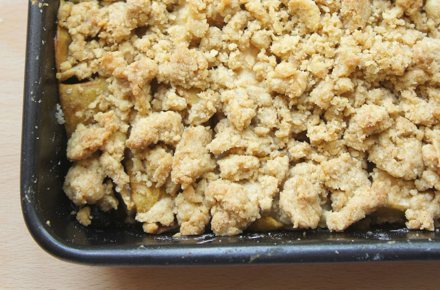 Apple and pear streusel crumble (Shannon Sarna)