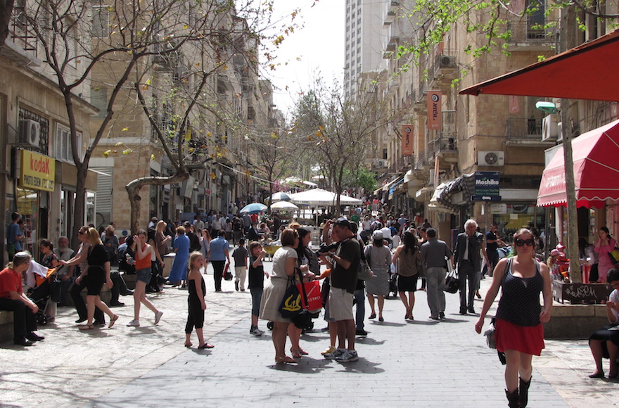 The bustling Ben Yehuda Street pedestrian mall in downtown Jerusalem. (Yoninah/Wikimedia Commons) 