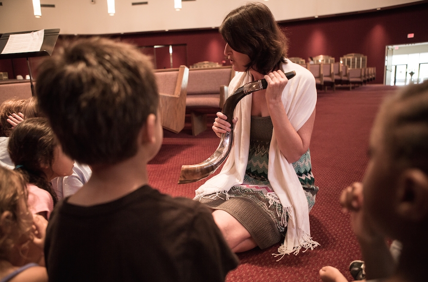 Cantor Kerith Spencer-Shapiro of University Synagogue in Los Angeles teaching children about the customs of the shofar. (Courtesy of the American Conference of Cantors)