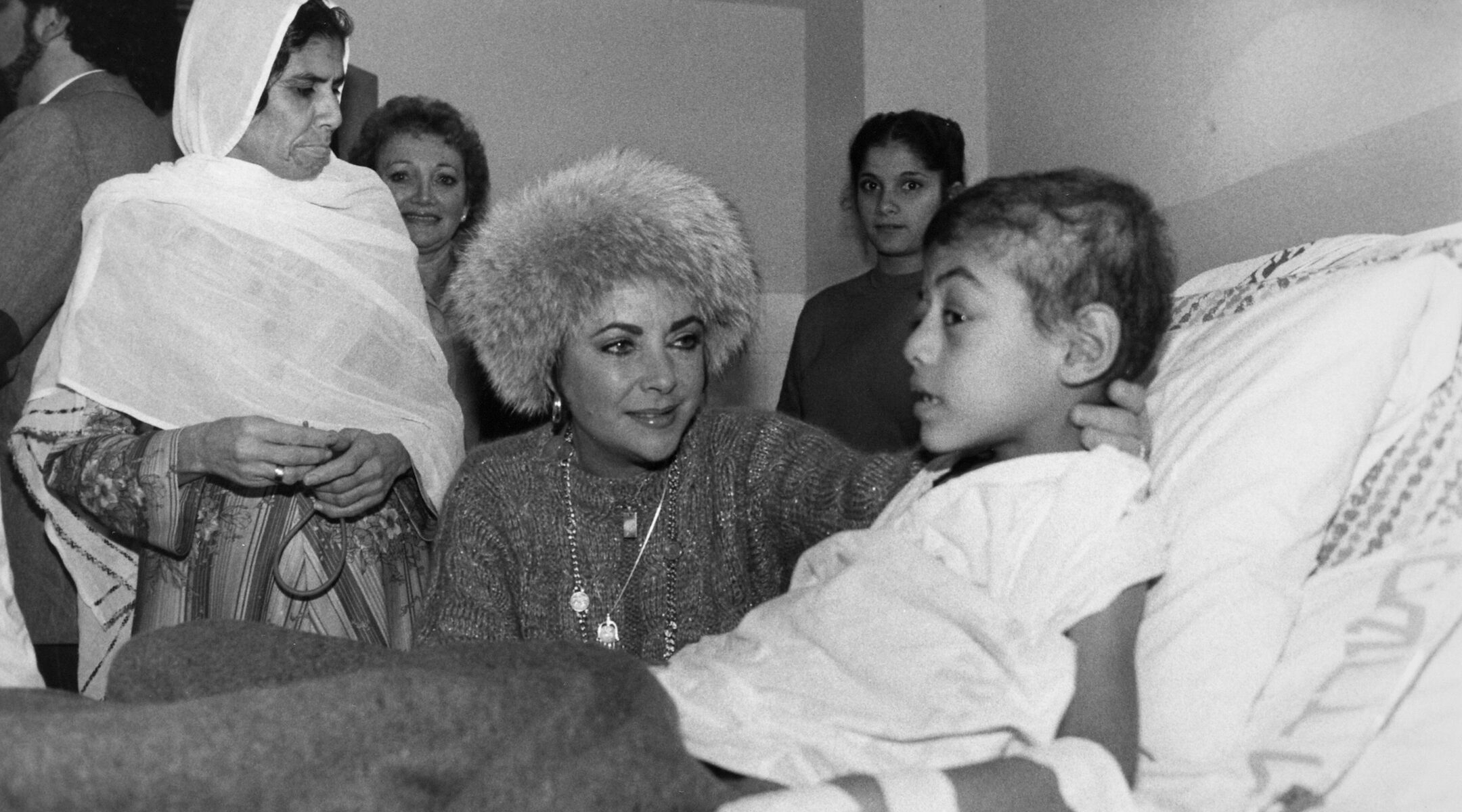 Elizabeth Taylor visits a patient in a Tel Aviv hospital