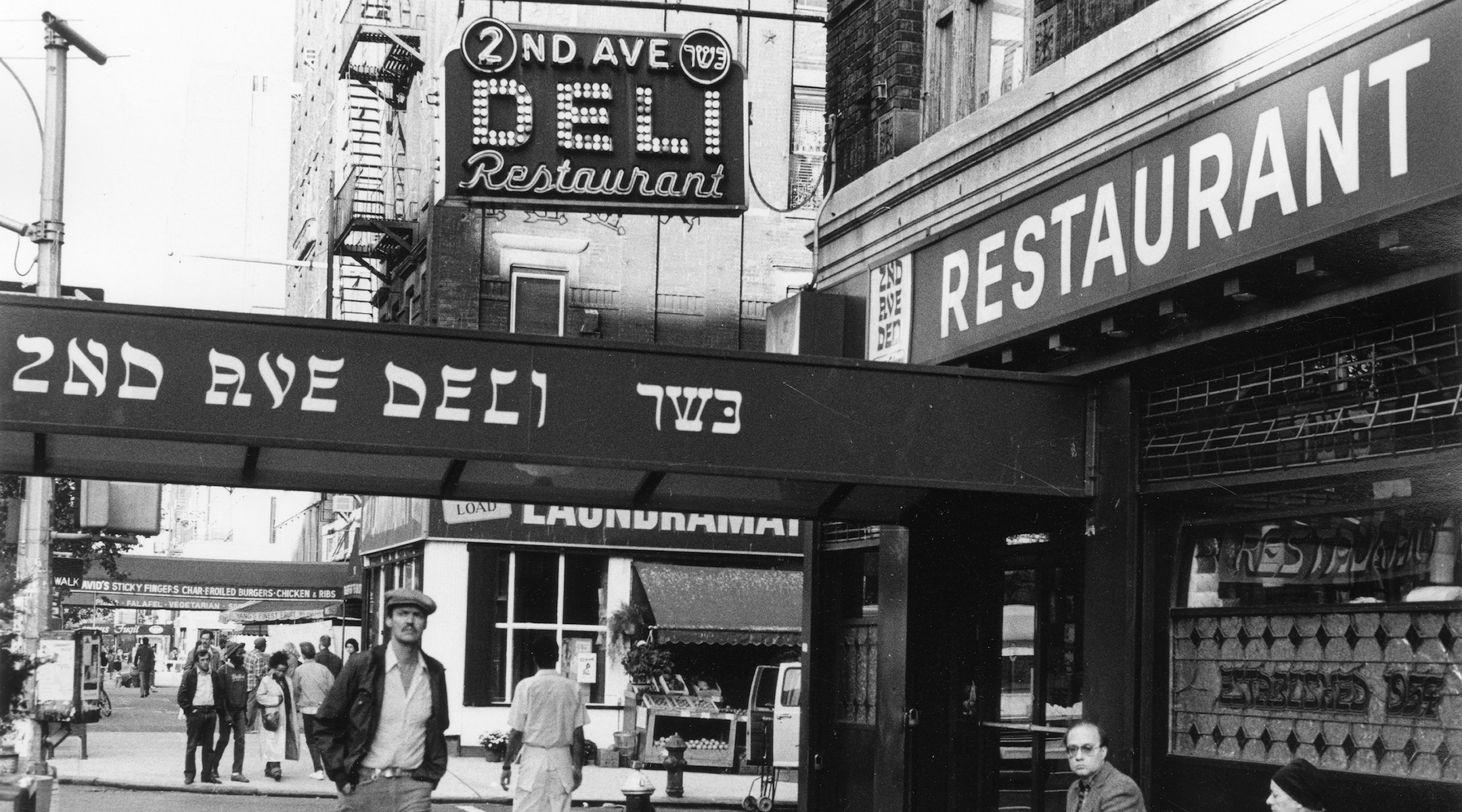 A view outside the 2nd Avenue Deli in New York in 1985. (Eugene Gordon/The New York Historical Society/Getty Images)