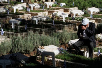 Israelis on Memorial Day mourning at Mount Herzl in Jerusalem on soldiers' graves, April 25, 2012. (Miriam Alster/FLASH90)