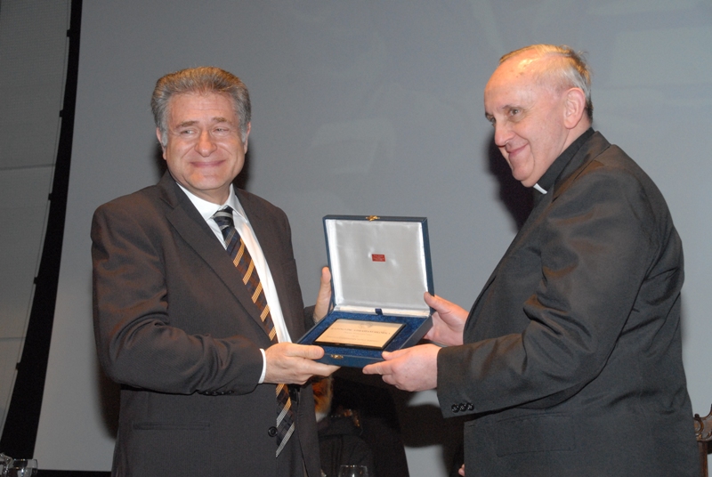 Pope Francis, then-Cardinal Jorge Bergoglio, presenting the honorary doctorate award of the Pontifical Catholic University of Argentina to Rabbi Abraham Skorka, Oct. 11, 2012. (Courtesy Universidad Catolica Argentina)