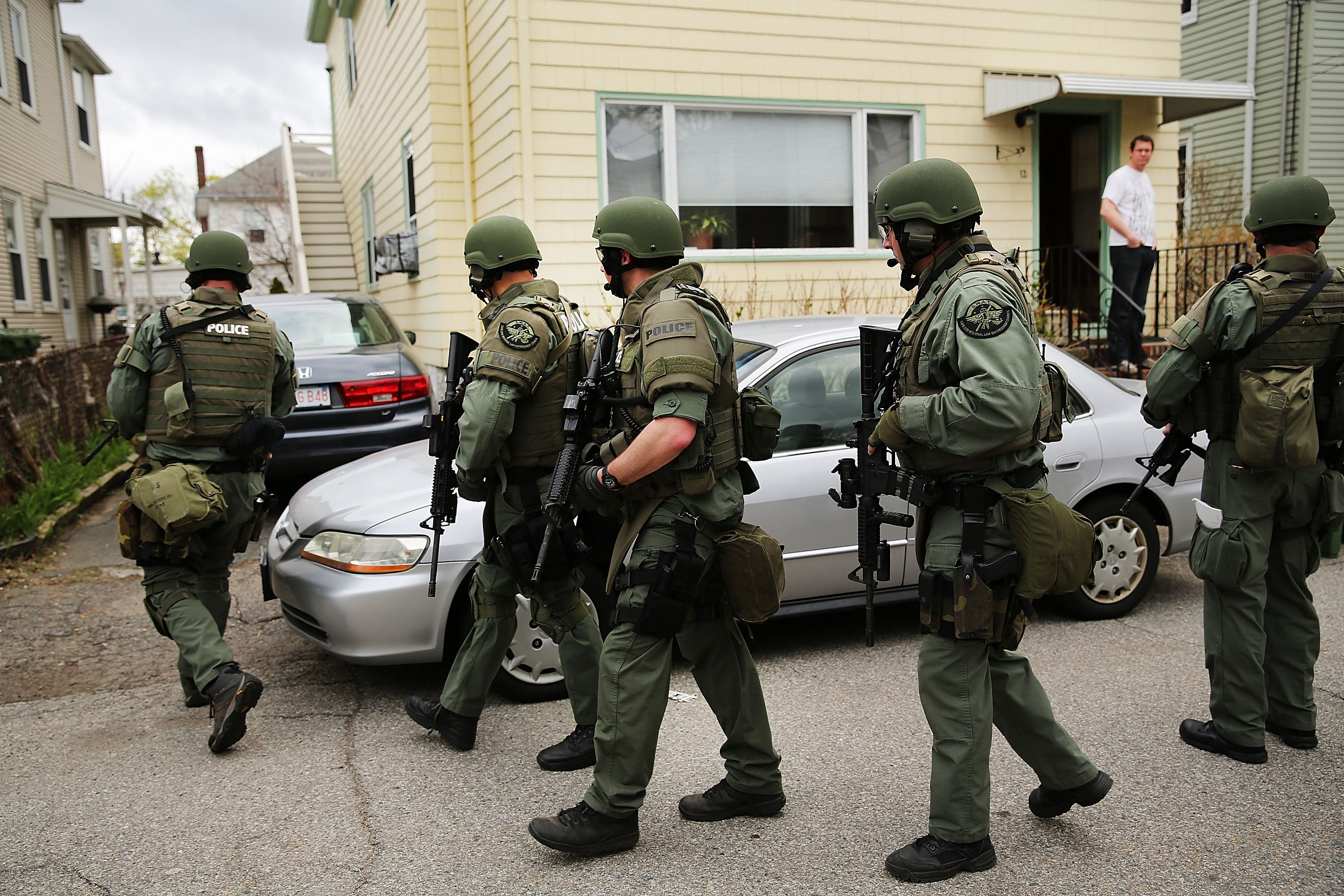 Что дает военное положение. Военное положение фото. Boston SWAT. Georgian SWAT. Военное положение в США.