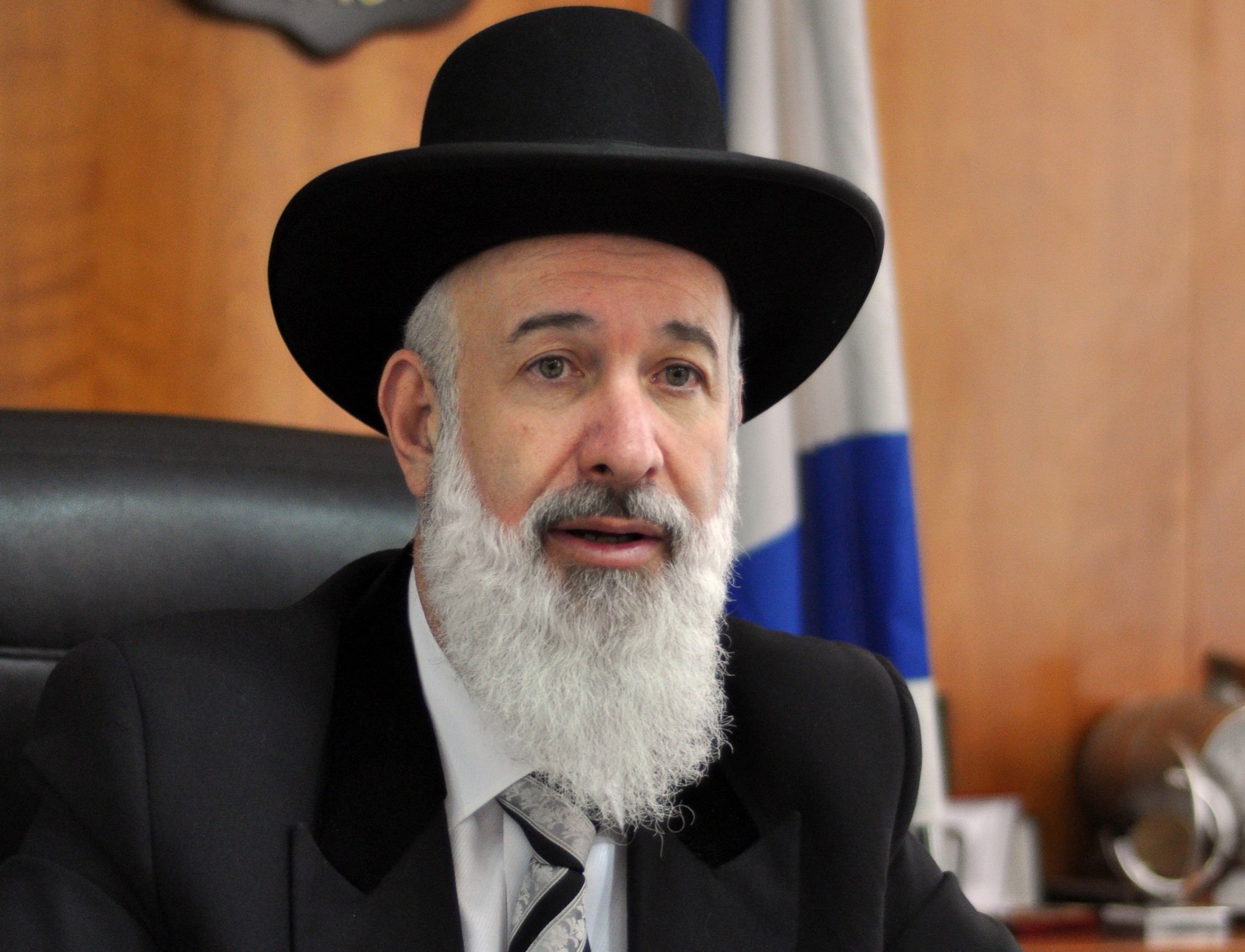 Israeli Ashkenazi chief rabbi Metzger questioned for pocketing