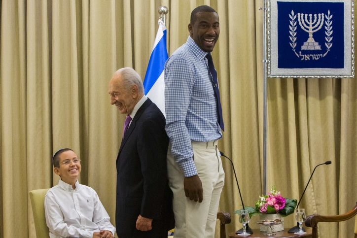 Israeli President Shimon Peres comparing heights with NBA star Amar'e Stoudemire at the president's residence in Jerusalem. Stoudemire is in Israel to coach the Canadian basketball team for the 19th Maccabiah Games, July 18, 2013. (Yonatan Sindel/Flash90/JTA)