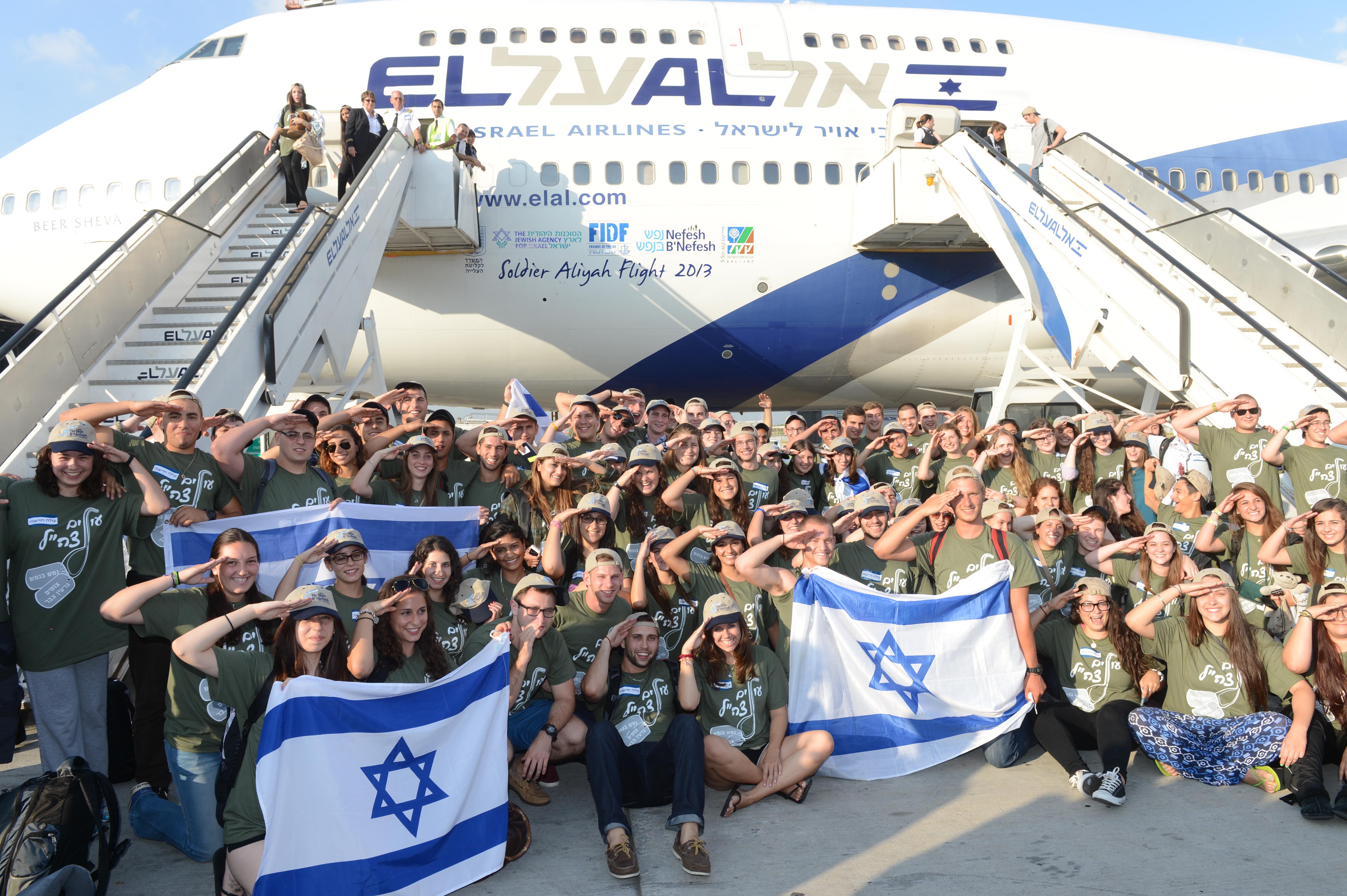 Aliyah flight brings in 125 recruits to Israeli army, among others
