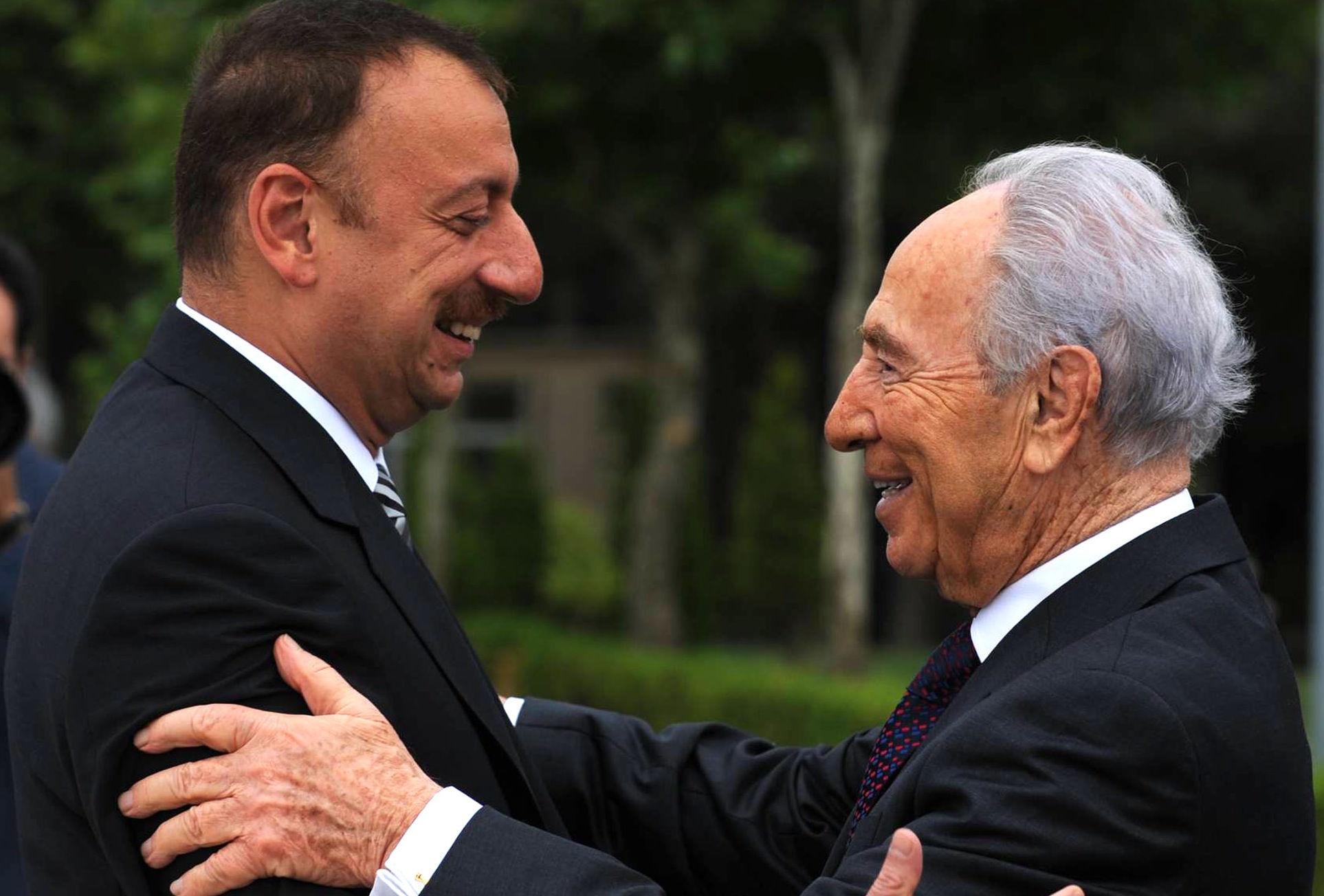Israeli President Shimon Peres and Azeri President Ilham Heydar meet at the presidential palace in Baku, June 28, 2009. (Amos Ben Gershom/GPO via Getty Images)