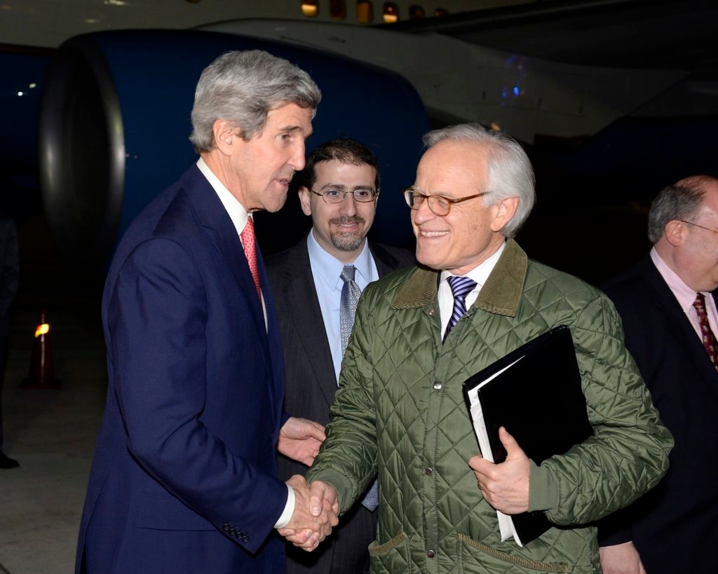 Martin Indyk, the U.S. special envoy for Israeli-Palestinian negotiations, right, shakes hands with Secretary of State John Kerry at Israel's Ben Gurion International Airport on Jan. 5, 2014. (Matty Stern/US Embassy Tel Aviv/Flash90)