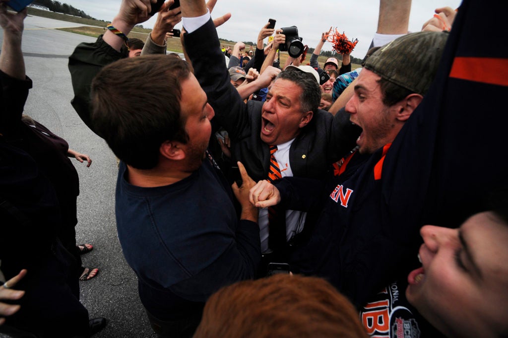 New Auburn basketball coach Bruce Pearl engulfed by adoring fans upon arriving at the Auburn University Regional Airport on his 54th birthday, March 18, 2014. (Courtesy Auburn University/Zach Bland)