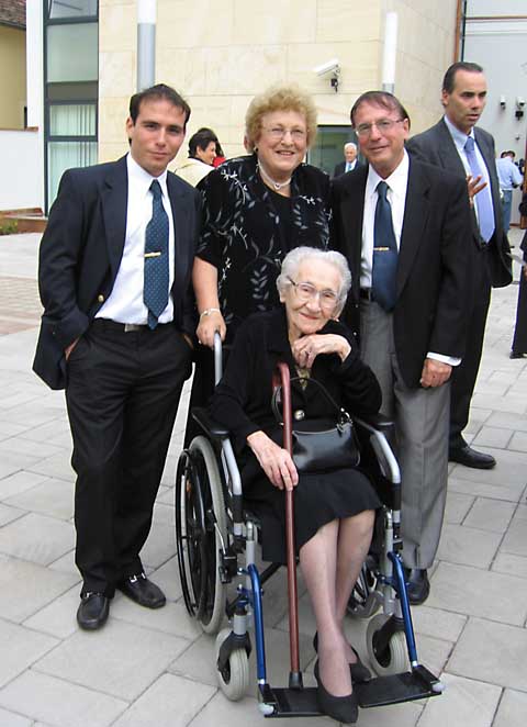 Gisela Kohn Dollinger with family members, during her 2003 trip to Austria. (Courtesy Carole Vogel)