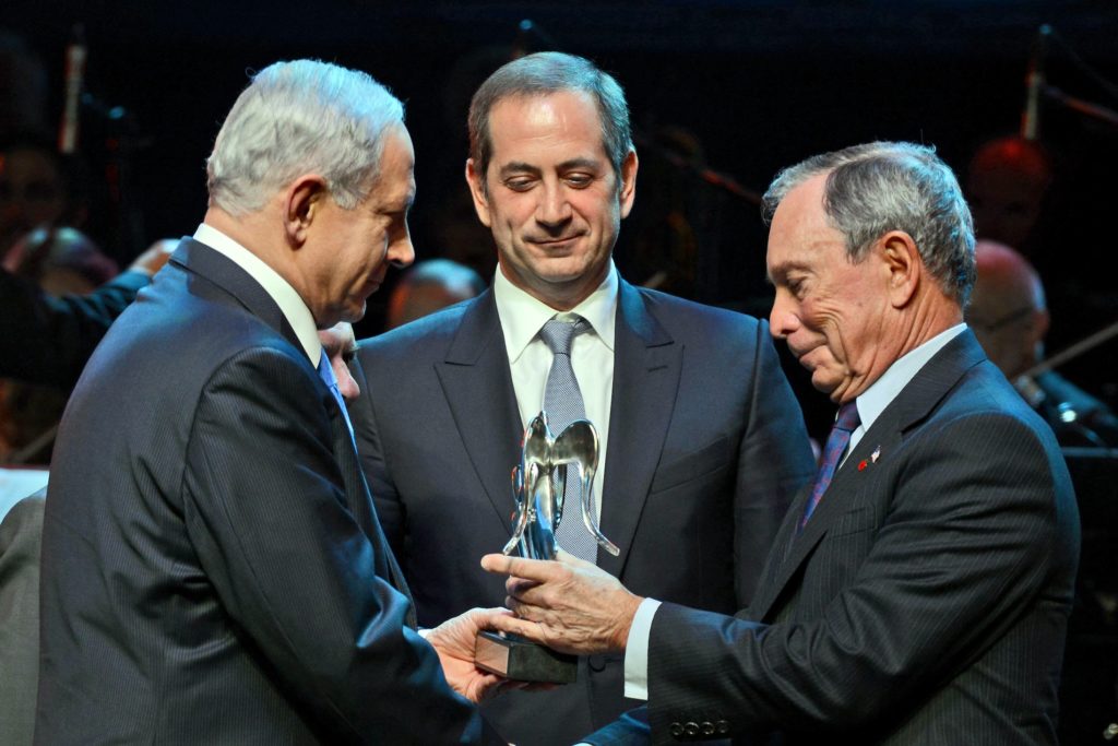 Michael Bloomberg, right, recieving the Genesis Prize from Israeli Prime Minister Benjamin Netanyahu as Genesis Prize Chairman Stan Polovets looks on, May 22, 2014. (Haim Zach/GPO/Flash 90)