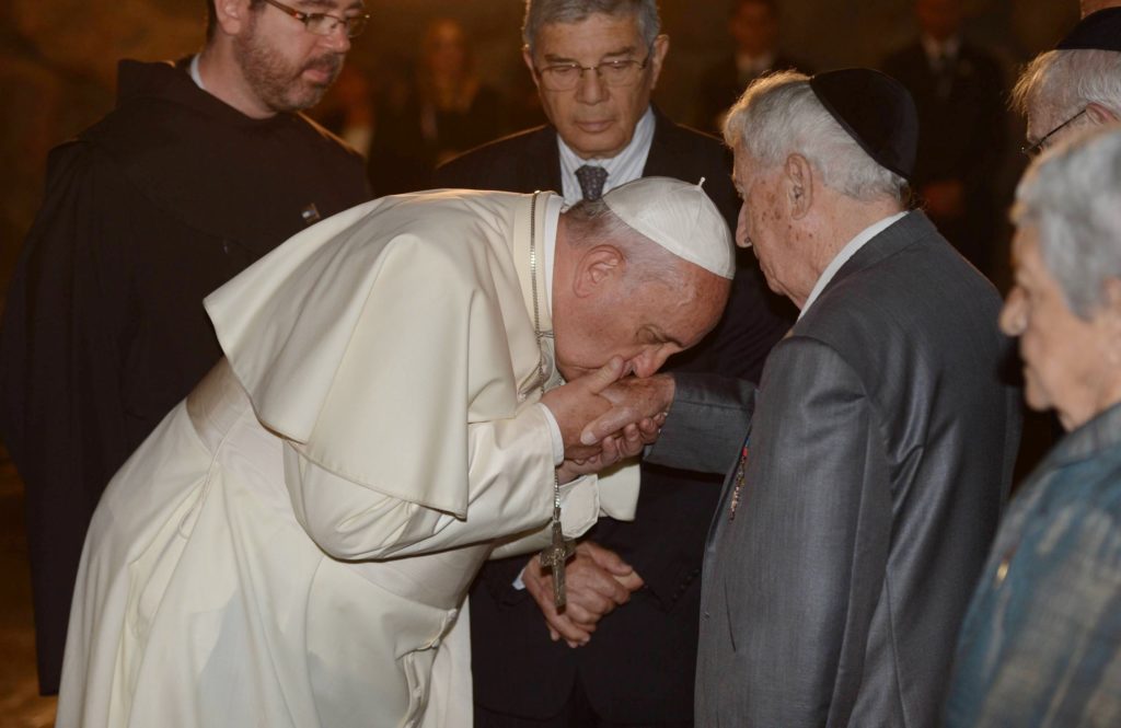 Pope Francis kissing the hand of a Holocaust survivor at the Yad Vashem Holocaust Memorial museum in Jerusalem, May 26, 2014. (Amos Ben Gershom/GPO/FLASH90)