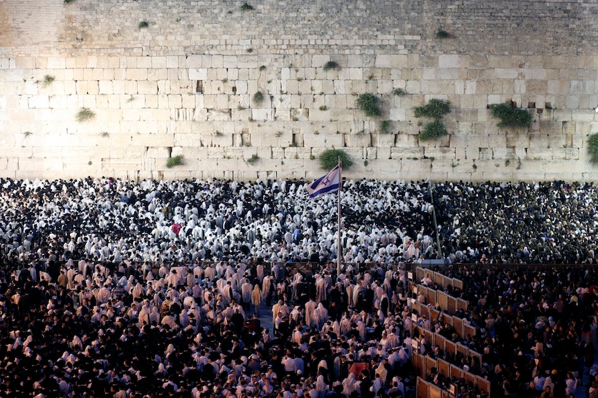 Thousands attend the blessing of the priests during the morning prayer on Shavuot, at the Western Walll in Jerusalem's Old City on May 15, 2013. (Sliman Khader/Flash 90)