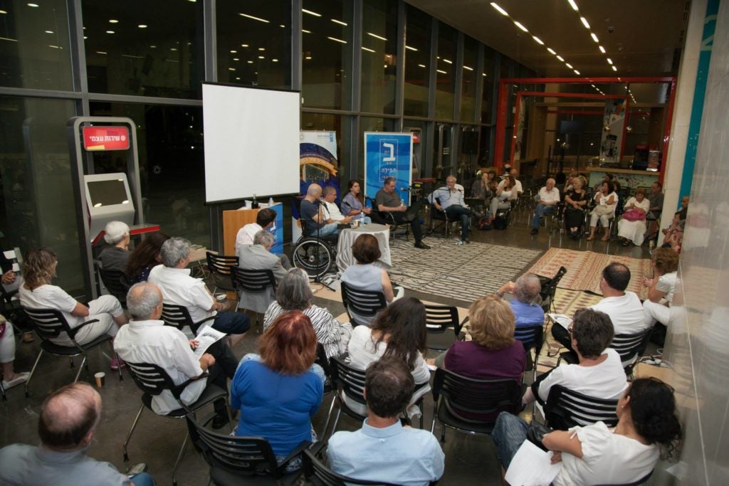 Film director Rani Blair speaks to a crowd at the Tel Aviv municipality's first Shavuot night learning program, hosted in conjunction with Beit Tefilah Israeli, a liberal Friday night prayer group. (Courtesy Tel Aviv Municipality)