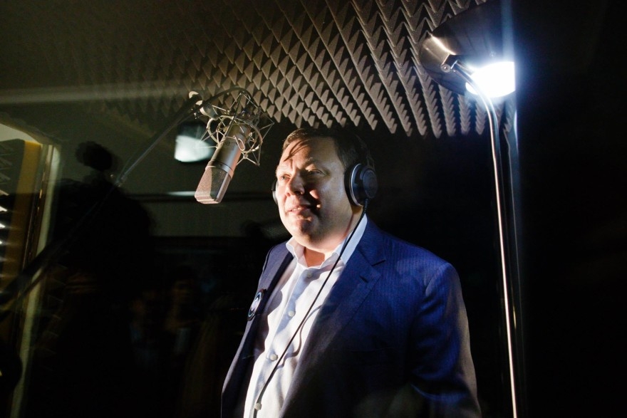 Mikhail Fridman singing at Musical Marathon 5775 in Moscow on June 24, 2014. (Courtesy Russian Jewish Congress)
