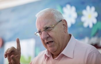 Likud Knesset Member Reuven Rivlin meeting with children at a Jerusalem school, May 30, 2014. (Yonatan Sindel/Flash90)