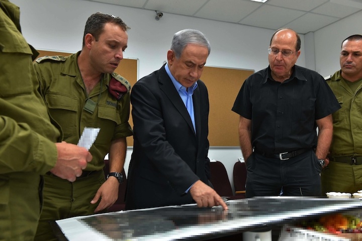 Israeli Prime Minister Benjamin Netanyahu and Defense Minister Moshe Yaalon being briefed in the South Front Command on Operation Protective Edge, July 9, 2014. (Ariel Hermoni/Ministry of Defense/Flash90)